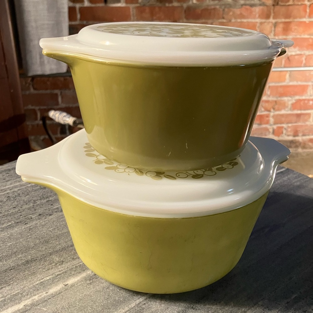 Pyrex 474, 473 olive verde with casserole dish with lids